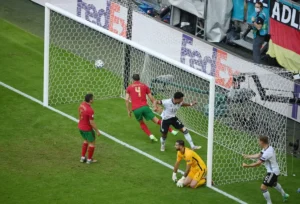 Vai Trò Và Kỹ Thuật Đá Thòng Trung Vệ Trong Bóng Đá Hiện Đại